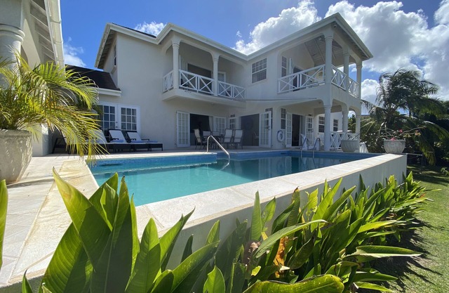 Luxury Villa St James, 4 bed 4 bath , Private Pool, fantastic sea views