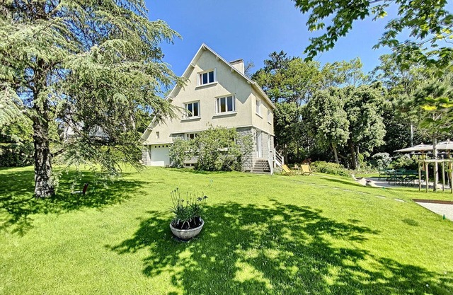 Luxury Villa Steps from Beach, Close to Shops, BBQ, Parking, WiFi Included