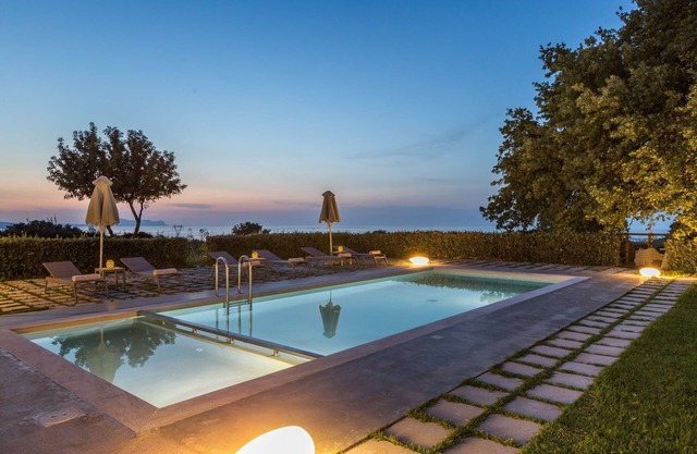 Luxury Villa w/ Heated Pool, Childrens fenced Area, 2 km to the Beach & the Town