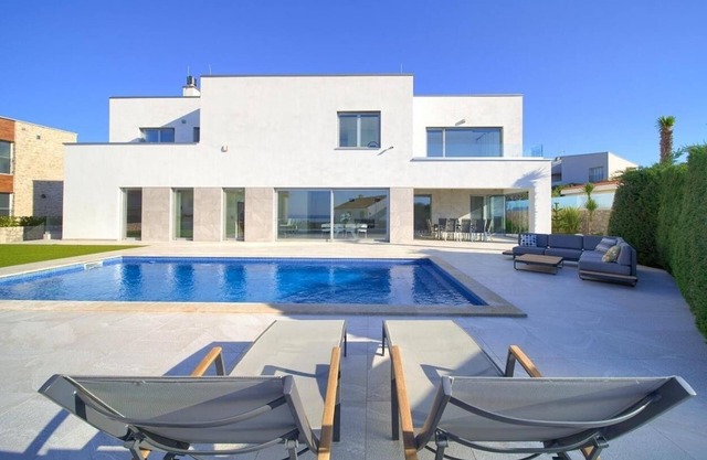 Luxury villa with a swimming pool Krk (K-23992)
