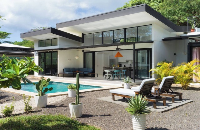 Luxury Villa with High-Speed Wi-Fi, Salt Water Pool, Fire Pit & Roof Terrace!