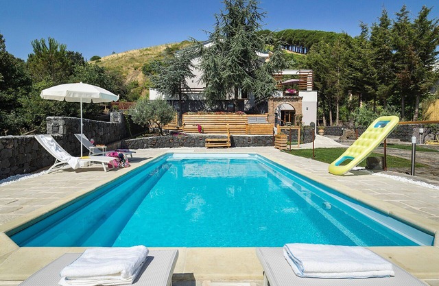 Luxury villa with pool on the slopes of Etna