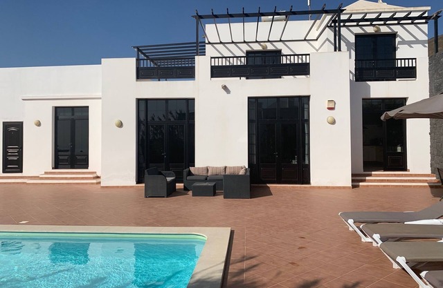 Luxury villa with private heated pool, WIFI, views of the sea and volcanoes