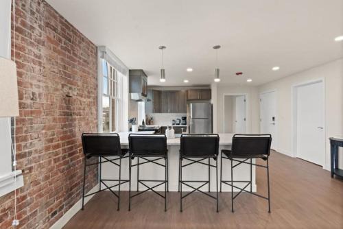 Luxury w King Beds, Pool Table, Central Downtown!
