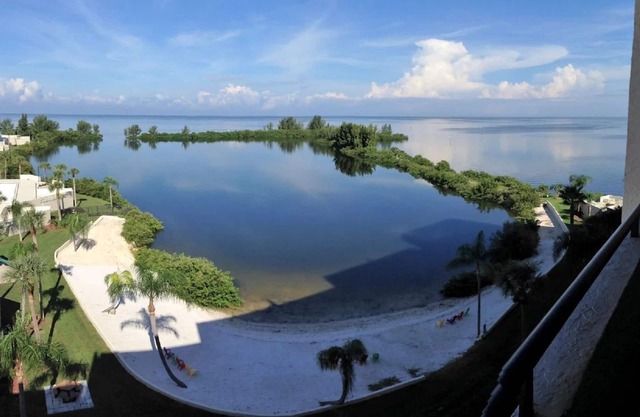 LUXURY WEST FACING CONDO - STUNNING VIEWS AND BOAT DOCK!