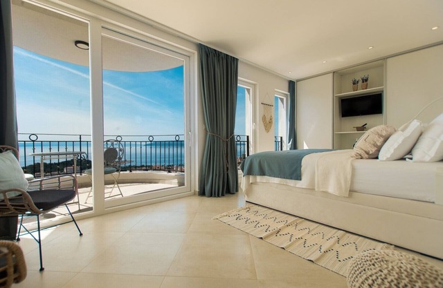 LuxuryStudioInVilla Perle II Shared Pool Sea View