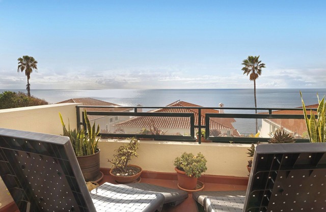 Luzias Apartment with Sea View, Wi-Fi & Balcony