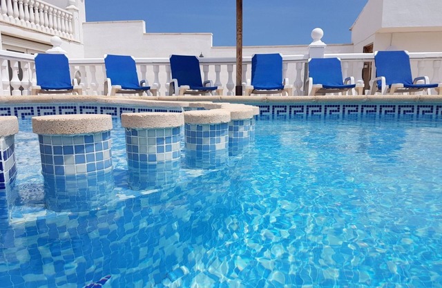 LYNROYS VILLA - Quiet, Sun Terrace, Pool, Hot-tub, Games Rooms, Golden Beaches