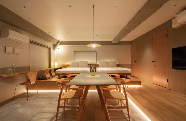 M/W HOTEL