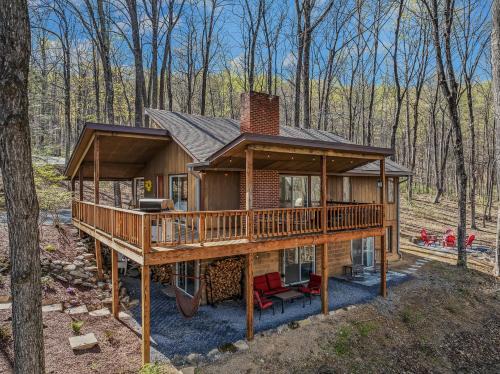 Ma-ple Haven -Wifi, Fireplace, Deck, Fire Pit, Family Friendly, Game Room, Pool Access