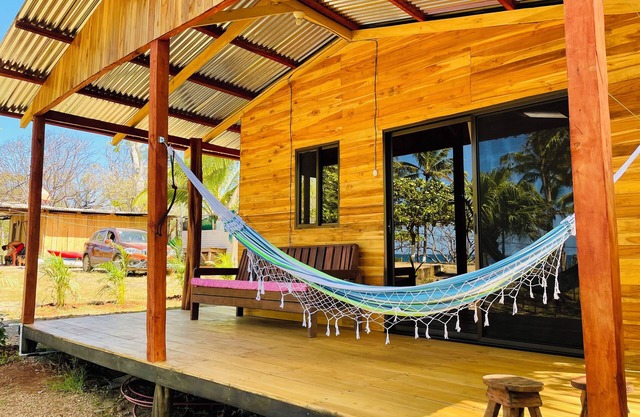 Magic place with ocean view & direct beach access - A wood house in paradise