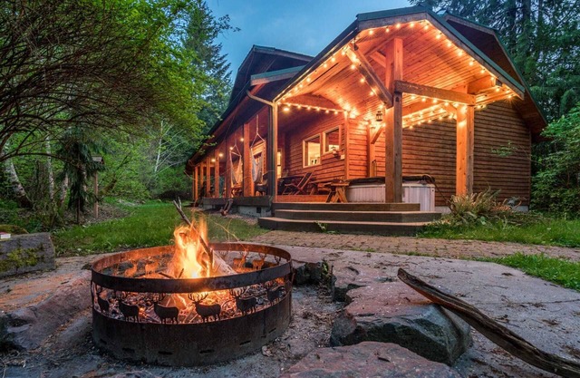 Magical Mountain Lodge - Sleeps 10! 5beds+4baths. Hot tub+Sauna+EV+BBQ