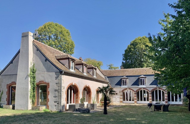 Magnificent 17th property : calm, relaxation and leisure at 1h30 from Paris