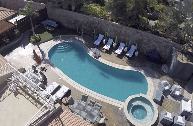 Magnificent 5 * Villa with large swimming pool and soccer field up to 14 adults