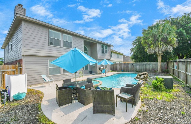 Magnificent 6-BR w Pool & Spa 25 Mins Downtown LT