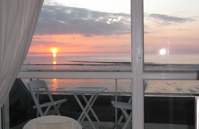 Magnificent Apartment/beachfront duplex 'feet in water'