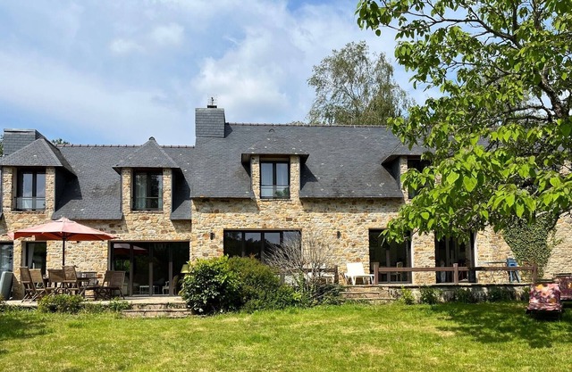 Magnificent character residence with private pontoon