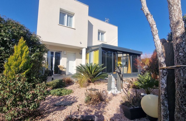 Magnificent modern fully air-conditioned house