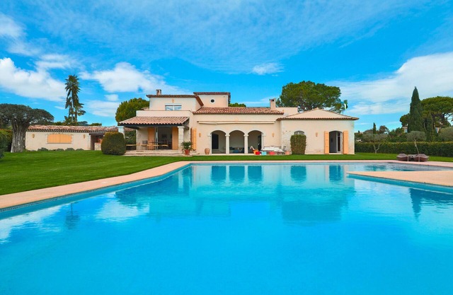 Magnificent Provençal Villa with Swimming Pool and Sea View