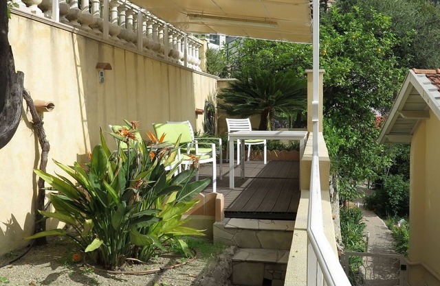 Magnificent sea-view apartment with private terrace & parking in a villa.
