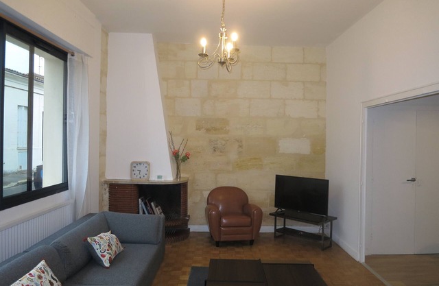 Magnificent shop in quiet downtown Bordeaux