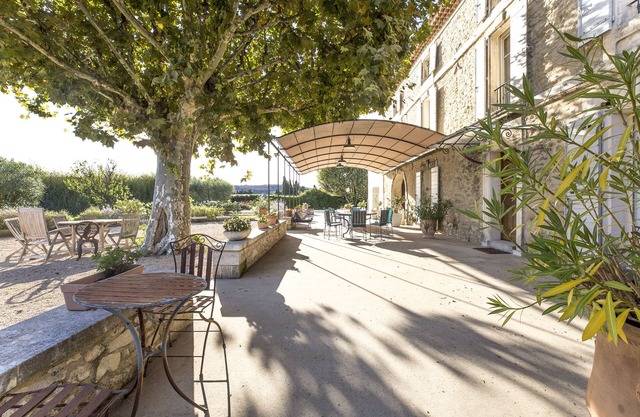 Magnificent stone farmhouse, fully renovated, swimming pool, near TGV station.