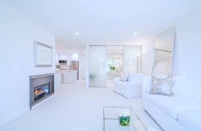 Magnificent Villa Blanca in the heart of Brentwood