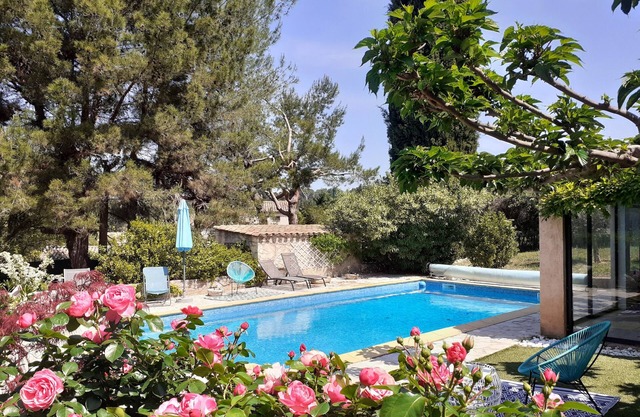 Magnifique Villa Avec Piscine sur Terrain Arboré, Idéalement Située en Provence