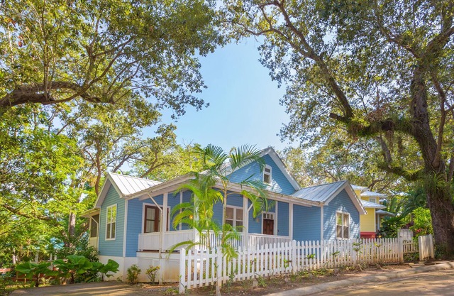 Magnolia House in quiet area of Lawson Rock 3 minutes to the beach even closer to the pool