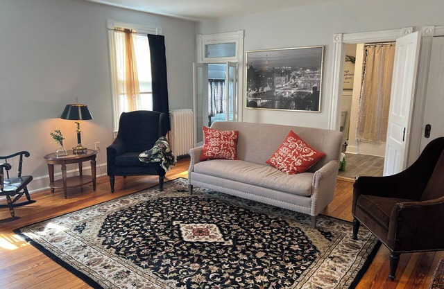 Magnolia Wind elegant 3 BR 1BA loft apartment park for free and walk downtown