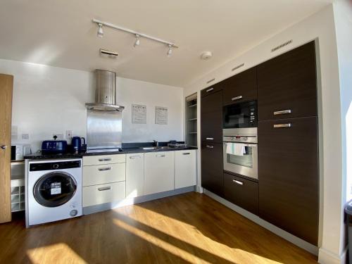 Maidenehad Spacious Spectacular and Modern 3 Bedroom 2 Bathroom Penthouse 14