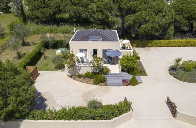 Mainland retreat few meters from the beach