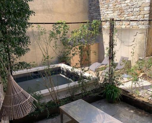 Maison atypique avec jardin et piscine