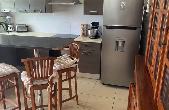 Maison Avec Jardin Exotique et Terrasse Bohème, Petite vue sur Locéan Indien