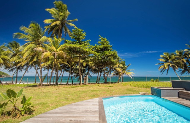 Maison d'Ô Baie de Saint-Jacques, on a wild beach