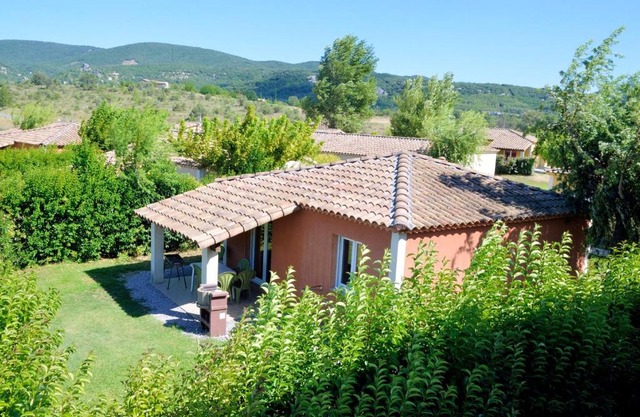 Maison de 2 chambres avec piscine partagee jardin amenage et wifi a Grospierres
