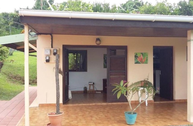 Maison de Campagne Entourée dun Grand Jardin Avec Arbres Fruitiers