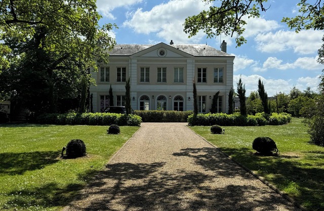 Maison de maître on the outskirts of Honfleur, heated pool and landscaped garden