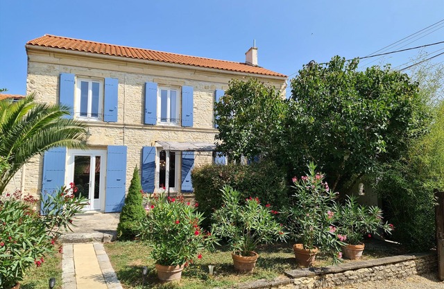 Maison de Vacances en Pierre Avec Piscine