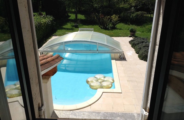 Maison familiale de campagne au bord d'une rivière avec piscine