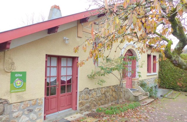 Maison indépendante près du village médiéval avec jardin clos, parking et équipements complets - FR-1-489-15