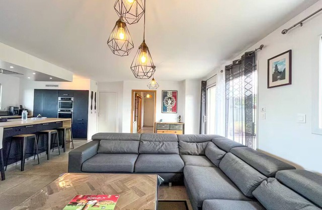 Maison Lévi with sea view and 200m from the port