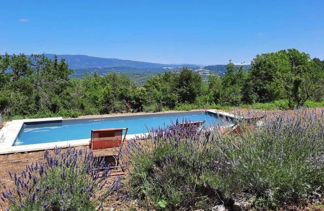 Maison Luberon with quiet view in the middle of nature