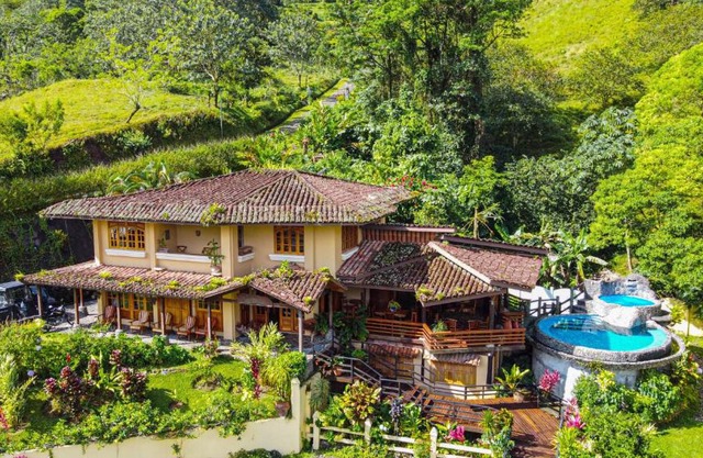 Majestic Lodge Luxury and Spacious Home with Private Pool and Jacuzzi