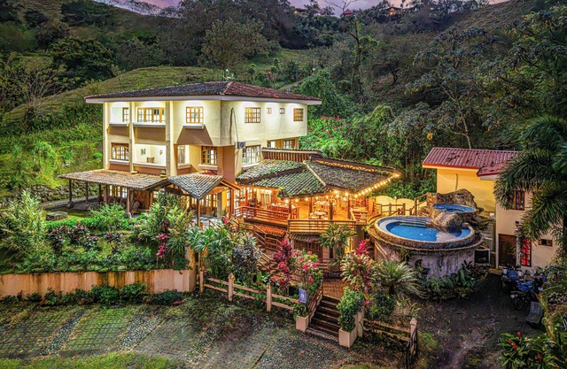 Majestic Lodge 10-bedroom Resort in La Fortuna, Sleeps 33 AC, WiFi, fitness room