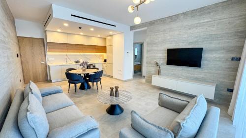 Malberry Park 304 - Modern 2 Bedroom Apartment with Pool, Gym, Jaccuzi