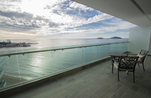 Malecon Location Torre eMe #1501 with Pool