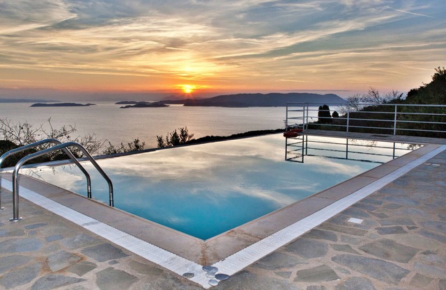 Malena Pool Villa with stunning view in a quiet location. Free WIFI and jacuz