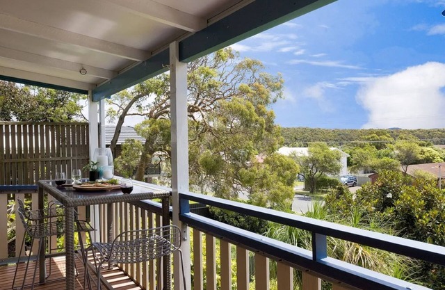Maluhia A – perfectly located, relaxed upstairs unit. Close to Fingal Beach!