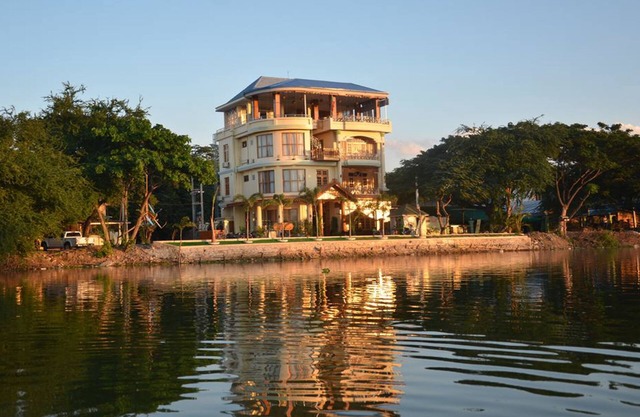 Mandalay Kandawgyi Inn